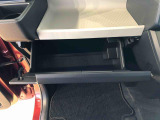 よく使うものが手を伸ばせばすぐ届く、機能面で充実した収納。