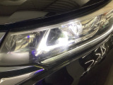 【LEDヘッドライト】点灯した瞬間のクリーンな白さが、今の車らしい清潔感を感じさせてくれます。明るさだけでなく、寿命や省エネ性能も優秀。長く乗る一台だからこそ、こだわわりたい方に最適です。