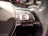 マルチファンクションステアリング、オーディオ機能などステアリングから手を離さずに操作でき、快適なドライビングをサポートします。音声操作機能付き!