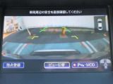 ナビ画面にアラウンドビュ-モニタ-(フロントワイド)の映像を映し出しています。  狭い場所での車庫入れをサポ-トしてくれる便利アイテムです。
