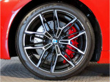 【BMWアロイホイル】軽量かつ強度に拘ったアロイホイル。走行性能ポテンシャルを引き出す設計。車の足元を引き締めてくれる大きなポイントはアロイホイルです。