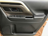 運転席のドアトリムデザインとパワーウィンドウスイッチ