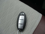 インテリジェントキーを身に着けていれば、ドアハンドルのボタンを押すだけでドアのロック、アンロックが行なえます。キーを差し込まないので両手が塞がっていても開閉が出来ます♪