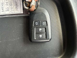 ドアの開閉時、両手が荷物で塞がっている時はキーレスでのカギの解除が大変ですよね。スマートキーはポケットやバッグに入れておけば、ドアロックの解除がやエンジンスタートが可能です。
