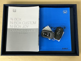 メンテナンスノート【点検整備記録簿・保証書】、取説も揃ってます。スマートキーはバッグなどにしまったままボタン操作でエンジン始動・停止やハイブリッドシステムの起動や停止ができて大変便利です