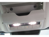 めがね・サングラス入れがついています。運転と普段で掛けかえる方にはおすすめです。室内照明もオシャレな光で室内を演出します。