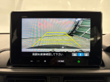 後退時に車両の後ろ側をモニター画面に表示します。車庫入れが苦手な人もこれで安心♪