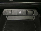 スマートフォンやお手持ちの機器のバッテリー残量が少なくなっても、運転中に充電ができるので安心ですね!