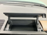 インスト運転席アッパーボックス・散らかりがちな駐車券やガソリンの領収書、小物などをサッと置いて、蓋を閉めてスッキリ収納できます。