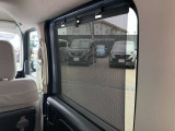 強い日差しを和らげる、シェードが付いてます。