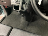運転席から助手席への移動も簡単です。