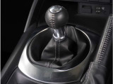 【シフトレバー】シフトもとても操作しやすいデザインになっております。運転する人の事を第一に考えた操作性の高い仕様です。