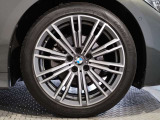【BMWアロイホイル】軽量かつ強度に拘ったアロイホイル。走行性能ポテンシャルを引き出す設計。車の足元を引き締めてくれる大きなポイントはアロイホイルです。