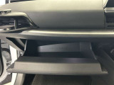 ちょっとしたところは収納ボックスにもなっています。車内はサイズも決まっているので、収納が少ないと思っているアナタ!ご安心ください。さまざまなところに収納が隠れているんです♪