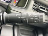 操作感も良好なウインカーレバーは、安全運転をサポート。視認性の高い表示で、夜間走行時にも安心して使用できます。