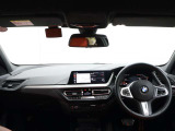 視線の先に自然と情報が集まり必要な操作へスムーズに手が届くBMWならではのコックピット。洗練されたデザインと上質な素材が調和し乗り込んだ瞬間からドライバーの走る歓びを日常に感じる空間です。
