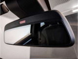 ☆BMWのルームミラーには自動防眩機能が備わっております。後続車のヘッドライトの明るさで幻惑されるのを防止☆