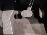 【アルミフットペダル】アクセルとブレーキペダル・フットレストをアルミにすることで車内のスポーティさと高級感を演出いたします☆