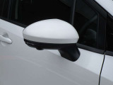 ウインカー付き電動格納式ドアミラー装備してます。対向車には認知され易く、安全につながりますね。
