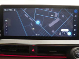 ディスプレイオーディオ(コネクティッドナビ対応)PLUS搭載。T-Connectご契約で2029年4月まで無償で利用できるナビ(期限到来後は有償)と、解約後も利用できる車載ナビが搭載されています。