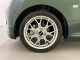 機敏さを引き立てる純正アルミ 165/50 R16 装着!