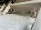 後席シート床下部に工具が収納されています。ジャッキも装備しているので、パンク時やウインターシーズンにご自身でタイヤ交換が出来ます。