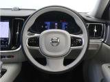 前方車を自動追従するアダプティブクルーズのほか、ステアリング操舵も行う進化型クルーズ『パイロットアシスト』を搭載。車体を車線内へと適正に維持しつつ先行車を忠実に追従します。