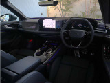 内装はシンプルに使い勝手を考え作られています。お車を運転する感覚をダイレクトに体感して頂けます。室内も広くロングドライブにも快適にお過ごしいただけます。