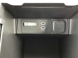 運転席アームレストの中にUSBC端子と電源ソケット