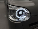LEDヘッドランプ。白く明るい光でなおかつ低消費電力。クリアランスランプがスタイリッシュなラインを描きます。