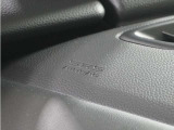 ◆助手席エアバッグ◆SRSエアバッグは、シートベルトだけでは防ぎきれない衝突時の衝撃から乗員を守るための安全装置。衝突時に瞬時に膨らみ、頭部や胸部がダッシュボードに直接衝突するのを防ぎます。