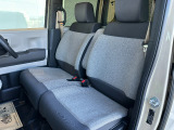 足元もゆったりで長時間の運転も疲れにくいフロントシートです。