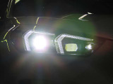 アダプティブLEDヘッドライト車が曲がる方向を照射、また車速に応じて照射範囲や到達距離を自動制御するバリアブルコントロールライト付き LEDは太陽光に近く優れた視認性を発揮、消費電力も低減のため省燃費に貢献