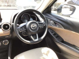 運転席回りです。シンプルながら運転に集中できるように工夫を凝らしています。