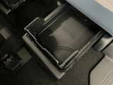 【置きラクボックス】後席シート下に収まる引き出し型の収納が装備!積んだままにしておく物など、外から見えずにスッキリ収納できます♪