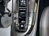 【EVモード】駆動用電池から電力を供給し、電気モーターのみを使って走行するモードです。住宅街や屋内の駐車場などで、騒音や排気ガスを気にすることなく走行することができます。