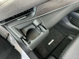 運転席、助手席の前にドリンクホルダ-が付いています!