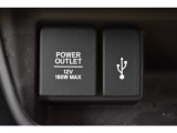 USBソケットがついていますのでコードを繋げばスマートフォンなどの充電が出来ます!