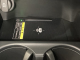 センターコンソールにはワイヤレス充電器を装備してます。Qi(チー)規格対応のスマートフォンなどを置くだけでワイヤレスで充電可能です。