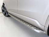 高級感あふれるスタイリッシュなランニングボードを装備しています。車両のパワフルな印象を引き立てながら、車両の乗り降りやルーフへの荷物の積載時に足を載せられる一体型のボードです。