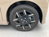 純正の15インチアルミホイールを装着しております。タイヤサイズは165/55R15です。