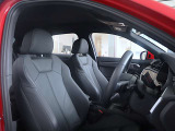 ●S-lineではお車のスポーティな個性をさらに際立てます。インテリアの上質なディティールが魅力をさらに演出します。