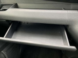 ダッシュボード助手席側上部にインストアッパーボックスがあり、収納に便利です。