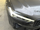 【LEDヘッドライト】ハイビームを先行車や対向車にあてず、その両サイドではハイビーム照射を維持。見える範囲が段違いに広くなりました。北欧神話に登場するトールハンマーをモチーフにデザイン。