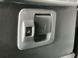 【シートバックレバー】運転席は、インパネのスイッチとシート下のハンドル、またはシートバックのスイッチとレバーを操作することでスライドが可能。