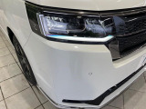 【LEDヘッドライト】悪天候や夜間走行時も良好な視界を確保し安心して運転できる高輝度LEDヘッドライトを装備!点灯速度が早く、消費電力も抑えられています。