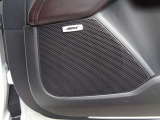車内音響に合わせてチューニングされた専用スピーカーのBOSEシステム。奥行きのある澄んだ音と驚きの臨場感で、移動時間をプレミアムな音楽空間へと進化させます。