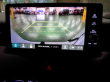 バックカメラの画像です。ガイドラインがスムースな車庫入れをサポートいたします。車庫入れの安心感がアップしますね。