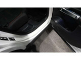 メルセデスジャパンが定めるサーティファイドカー(認定中古車)として登録を致しますので、納車時にはタイヤやバッテリー等も規定以下の数値であれば、整備代金を頂かず、無償で交換となります。ご安心下さい。