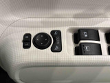 オート格納機能付きミラー キーフリーシステムのドア施錠に連動して自動的に格納!乗降時のミラー操作の手間が省けて便利です♪閉じ忘れを防げるほか、降車の直前まで後方の確認ができます!!